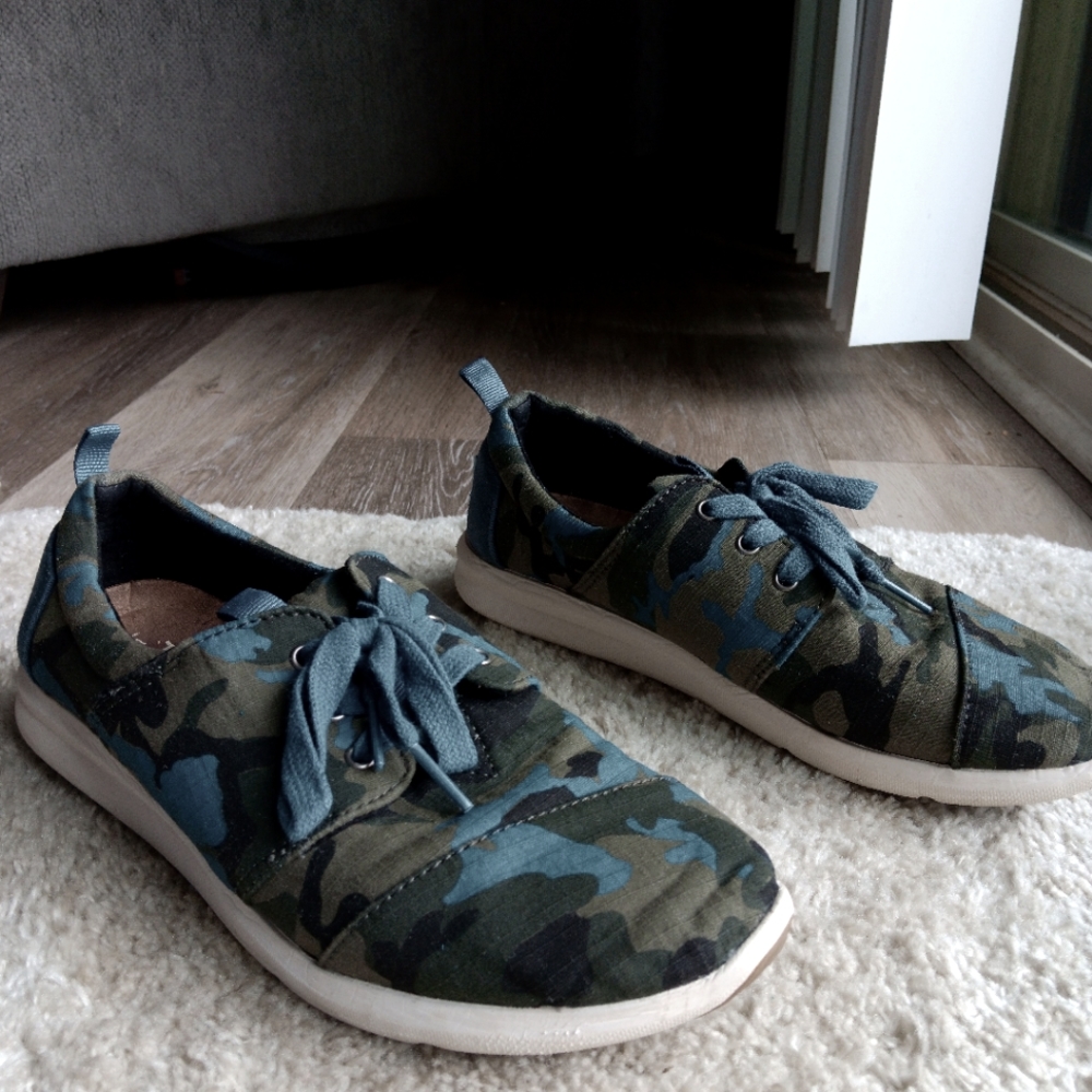TOMS camo del ray lace up green and blue sneakers sz 8